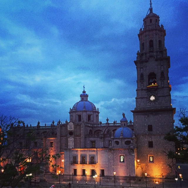 Night falls in Morelia. View from @meboficial dinner by Darren Walsh + Jonatan Gomez Luna. #morelia #michoacan #mexico @meboficial #moreliaenboca #dusk #plazadearmas #iglesia