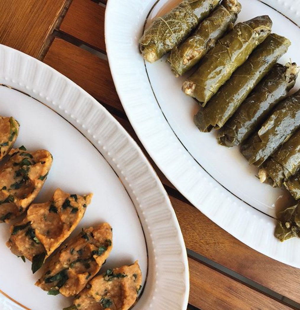 Lunch begins: dolma (stuffed grape leaves) + mercimek koftesi (lentil balls). #turkey #urgup #mustafapasha ##lunch #food #eeeeeats #howisummer #instafood #turkishfood