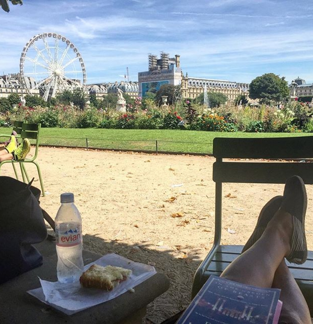 The ONLY way to #tulierie. #paris #howisummer #lazy #parkedinthepark #croqueontheside #enchante