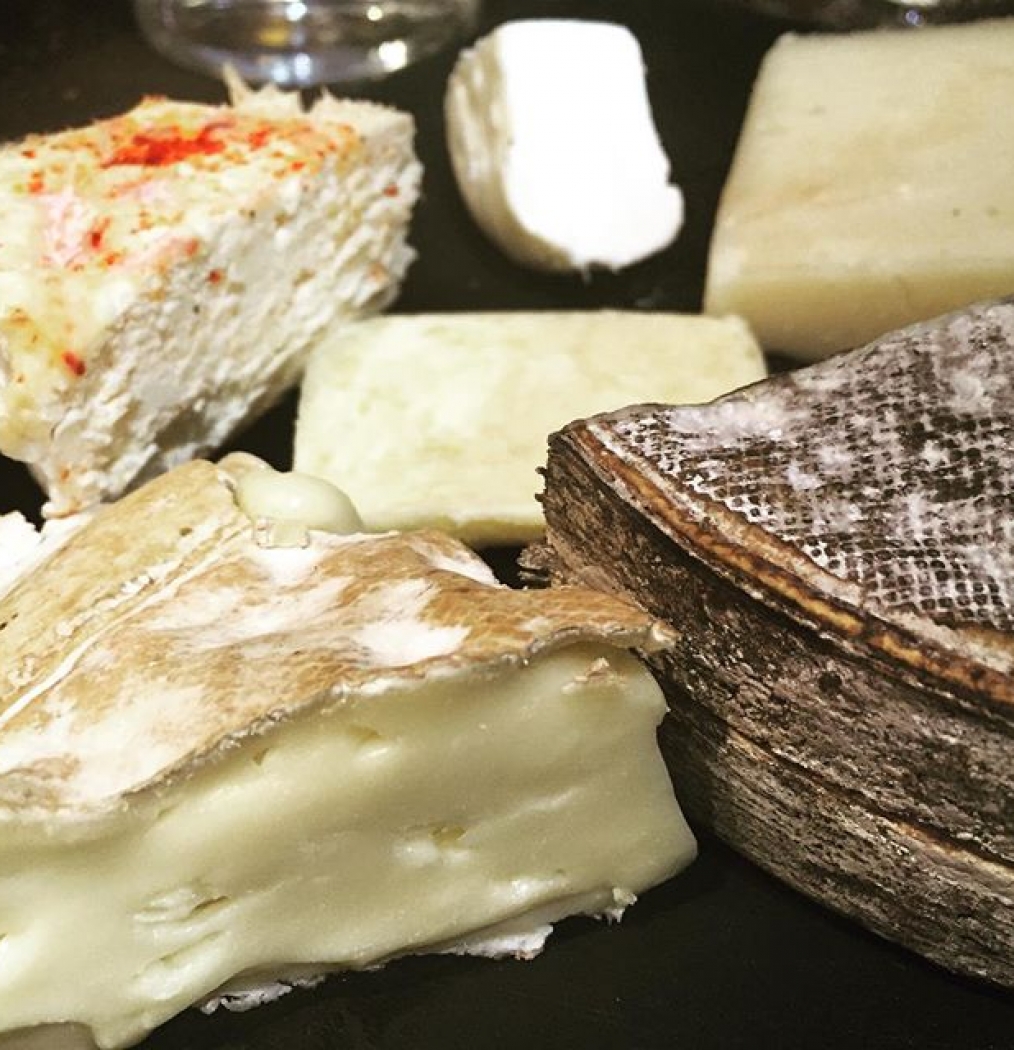 Last look, #paris #fromage #france #cheese #eeeeeats #howisummer #thefrenchfinish #aurevoir #fornow