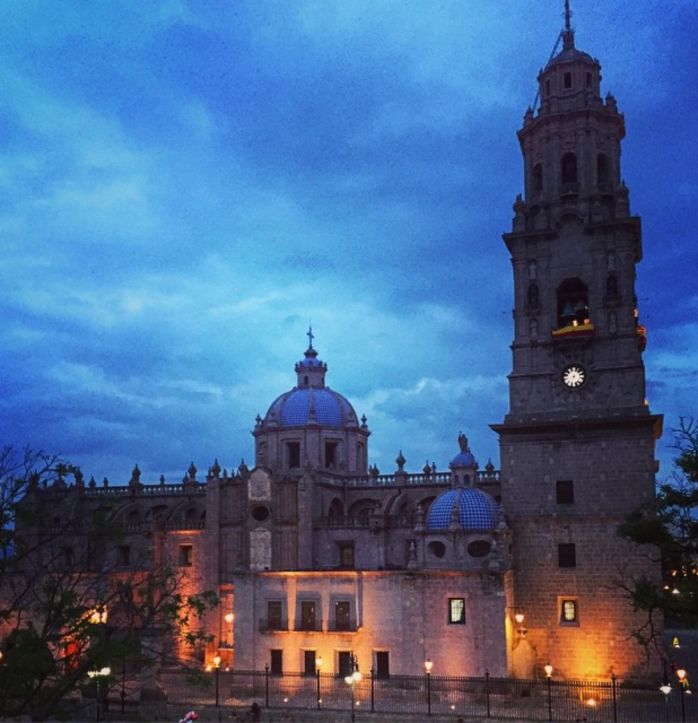 Night falls in Morelia. View from @meboficial dinner by Darren Walsh + Jonatan Gomez Luna. #morelia #michoacan #mexico @meboficial #moreliaenboca #dusk #plazadearmas #iglesia