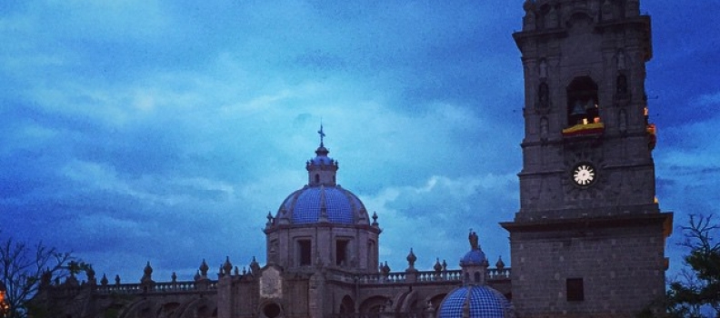 Night falls in Morelia. View from @meboficial dinner by Darren Walsh + Jonatan Gomez Luna. #morelia #michoacan #mexico @meboficial #moreliaenboca #dusk #plazadearmas #iglesia