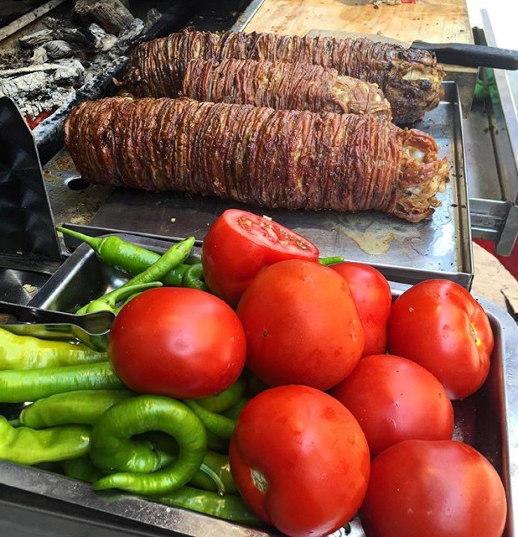 Sweetbreads Kebab! #sweetbreads #streetmeat #fuckindelish #Istanbul #turkey #turkishfood #meat #oldcity #exploring #howisummer #eeeeeats #food #foodporn #travel #lookatthosetomatoes