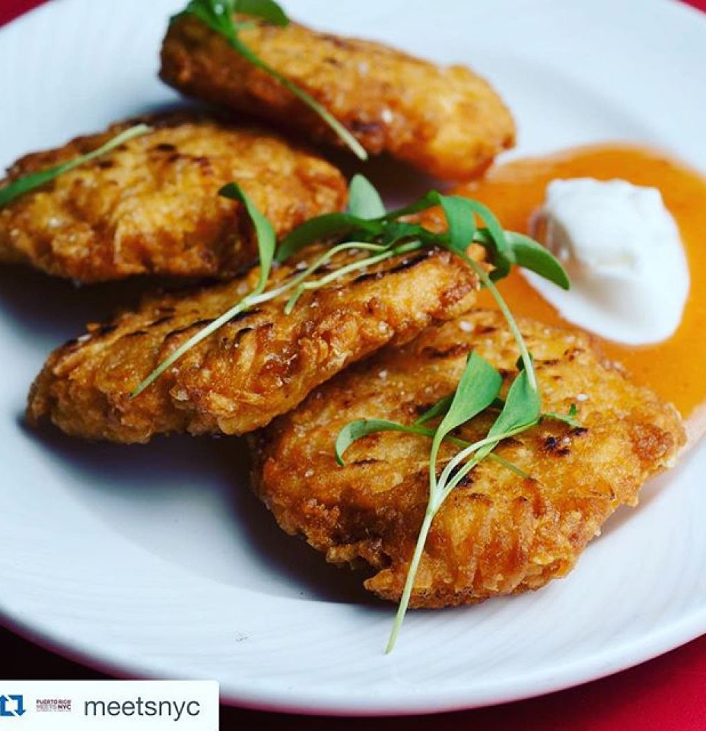 PRMNYC starts this week! Left areYucca Latkes by Chef Roberto Trevino @bobbydiamond13 and Chef Eric Greenspan @chefgreeny. The creators of @ElNosh will be at #PRMNYC THIS Saturday, October 3 @HotelAmericano at 7:00pm EST. El Nosh menu will be 5-courses of fusion prepared by the chef duo. Wines, welcome rum cocktails + assorted noshes on arrival! #Meetsnyc #events #nyc #puertorico #finedining #chefs #elnosh #fusion #culinary #dinner #rum #food #drink #foodporn #instafood