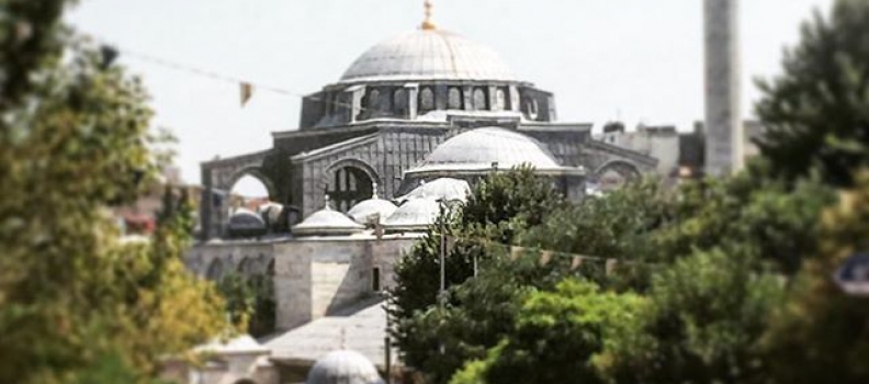 Old + New. #Istanbul #turkey #istanbulwasconstantinople #travel #howisummer #mosqueseverywhere #strolling #exploring #galata #beyoglu