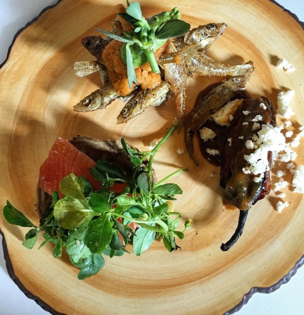 The Kaah Siis luncheon begins — using all Michoacan ingredients: Smoked Trout on Tostada, Charales (the little fish), Chiles Capones w/Queso Fresco. @meboficial #moreliaenboca #Morelia #food #foodporn #michoacan #mexico #lunch #comida #kaahsiis