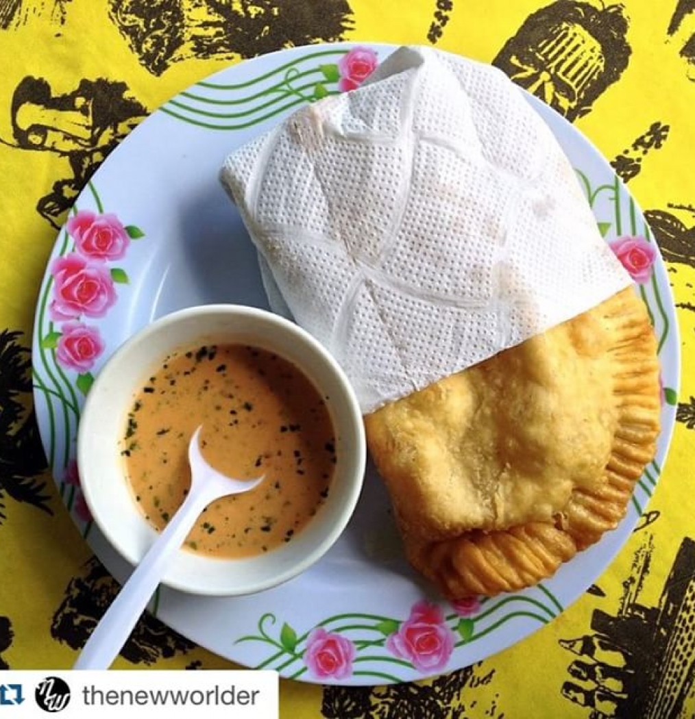 #Reposted from @thenewworlder!・・・Right about now, we wish we were on Policarpo Toro street , just beside to the futbol pitch in Hanga Roa, Rapa Nui (aka Easter Island/Isla de Pascua), at Carrito Ahi-Ahi, staring out at the South Pacific, with one of these tuna empanadas that are served piping hot, right out of the fryer, and served with spicy a la pobre sauce. #empanada #foodporn #rapanui #hangaroa #easterisland #chile #southpacific #foodtrucks