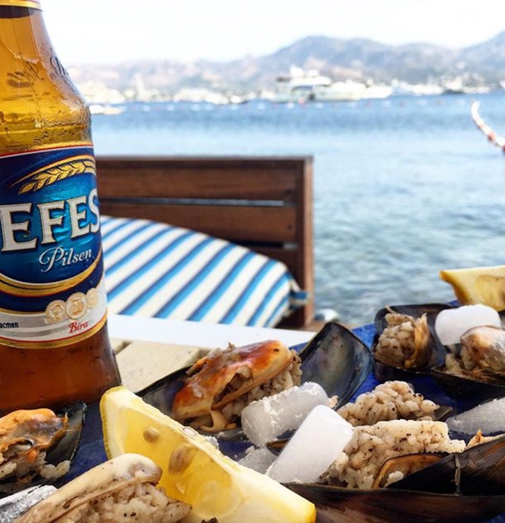 Midye Dolmasi (Cold Stuffed Mussels) + Beer: #Turkish #AfternoonDelight #bodrum #turkey #food #travel #yalikavak #seaside #turkishfood #howisummer #coastal