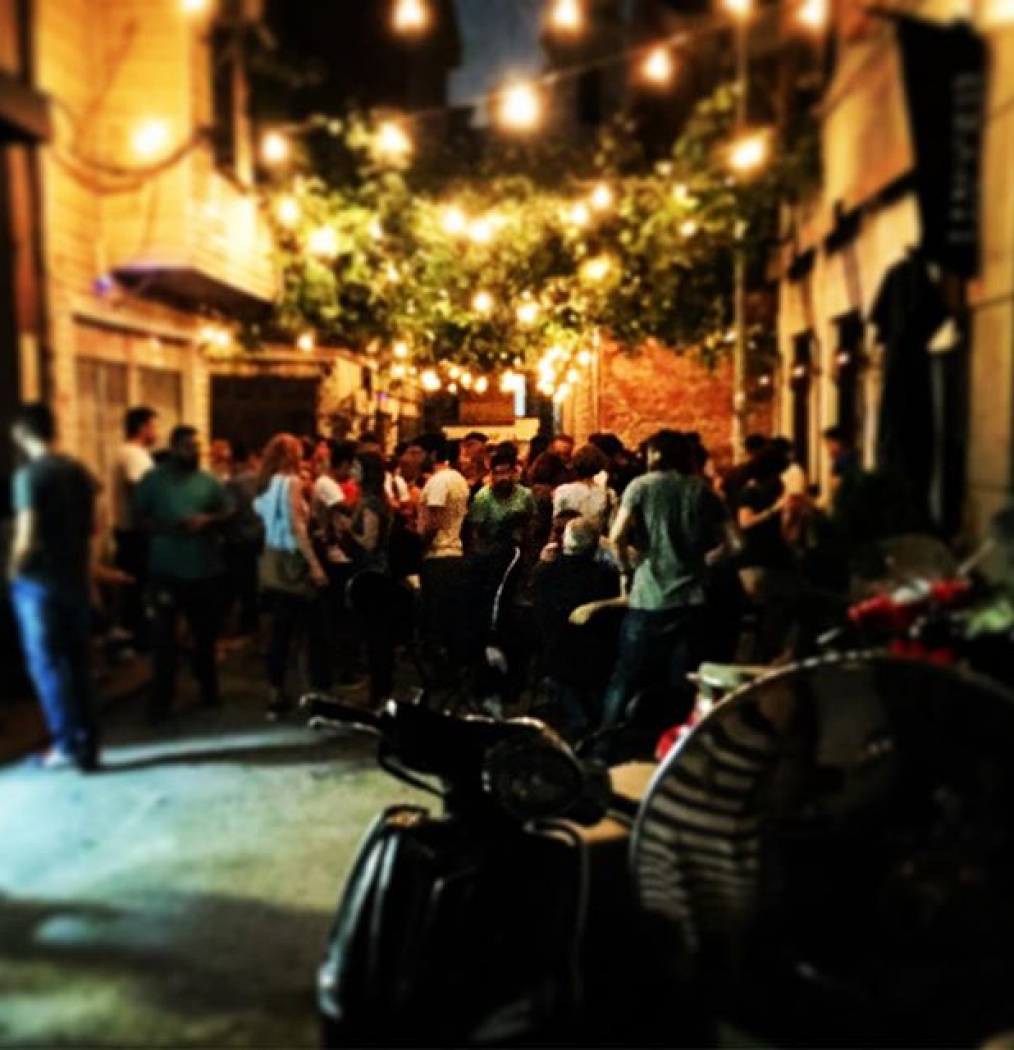 #istanbulnights #galata #turkey #nightlife #istanbul #travel #localscene #howisummer #makingfriends #backstreets #karakoy #scene #cocktailsanddreams #viewfromamoto