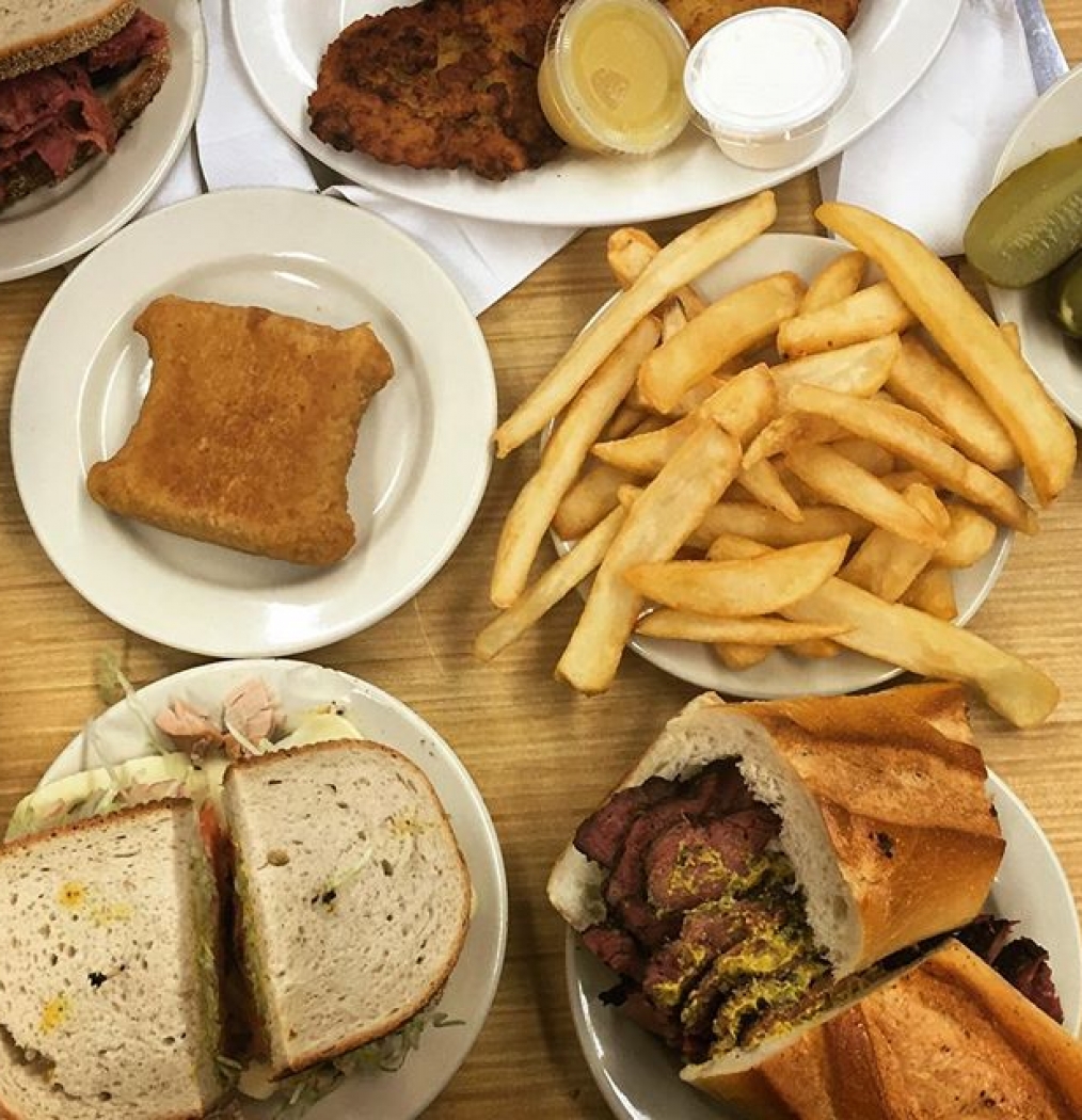 Annual Katz' shitshow lunch w/Dad. #oldnewyork #pastrami #smokedmeats #classic #latkes #knishes #deli #food #eeeeeats #les #nyc #sandwiches #lunch #drbrowns #instafood