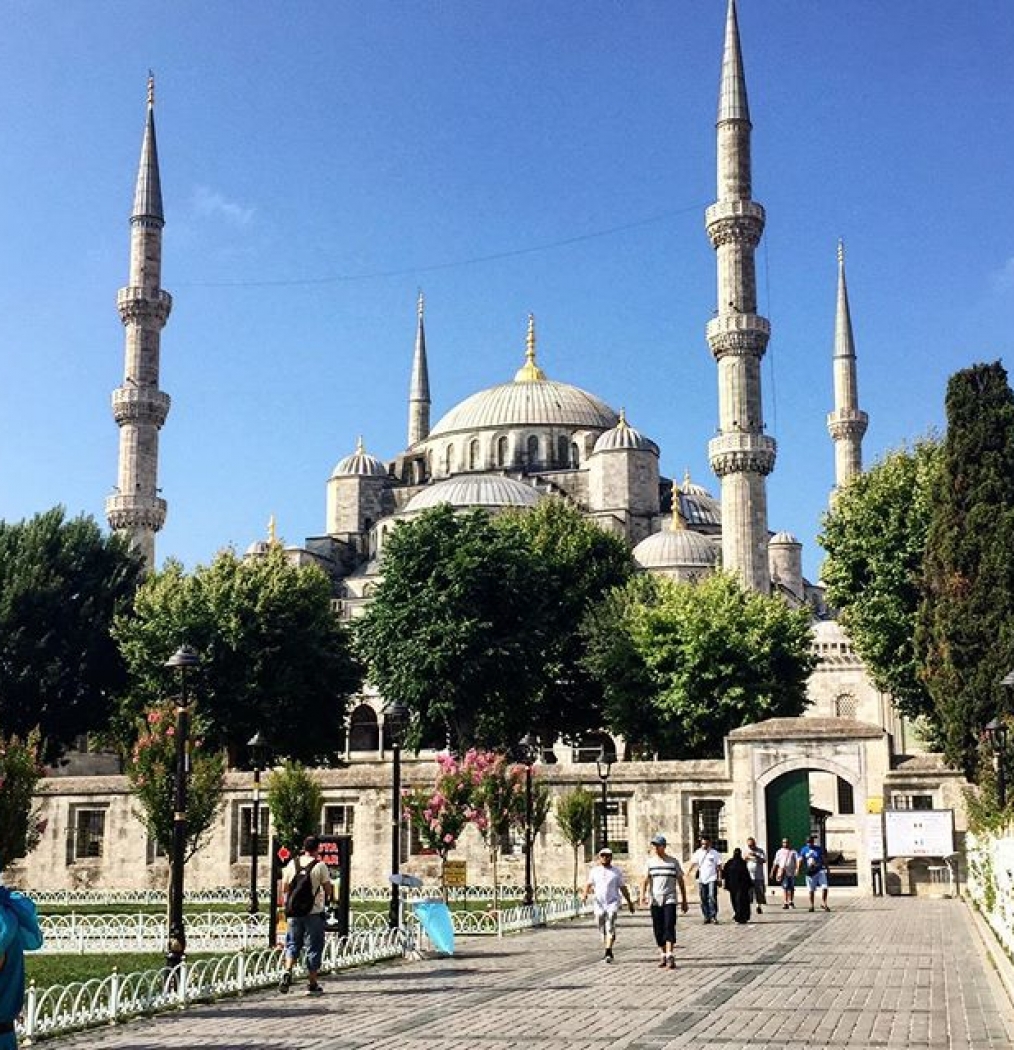 Blue Mosque. #mosque #istanbul #turkey #travel #centuriesold #sightseeingwithsarah #architecture #sultanahmet #tourist #wearingsneakersandall