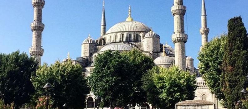 Blue Mosque. #mosque #istanbul #turkey #travel #centuriesold #sightseeingwithsarah #architecture #sultanahmet #tourist #wearingsneakersandall