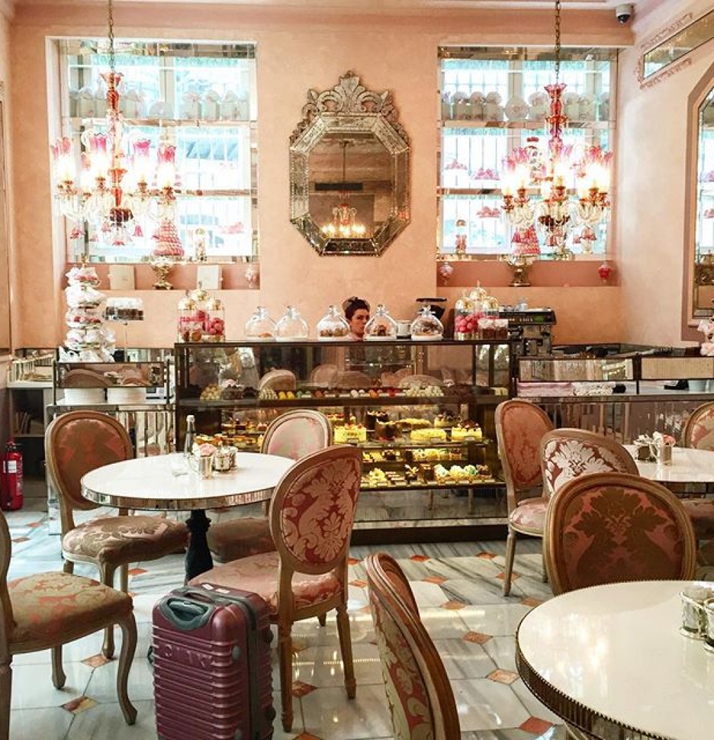 The sweetest sweet shop in the world. #istanbul #turkey #perapalace #candy #dessert #sweets #food #travel #thinkpink #siennawouldloveithere #howisummer #patisserie