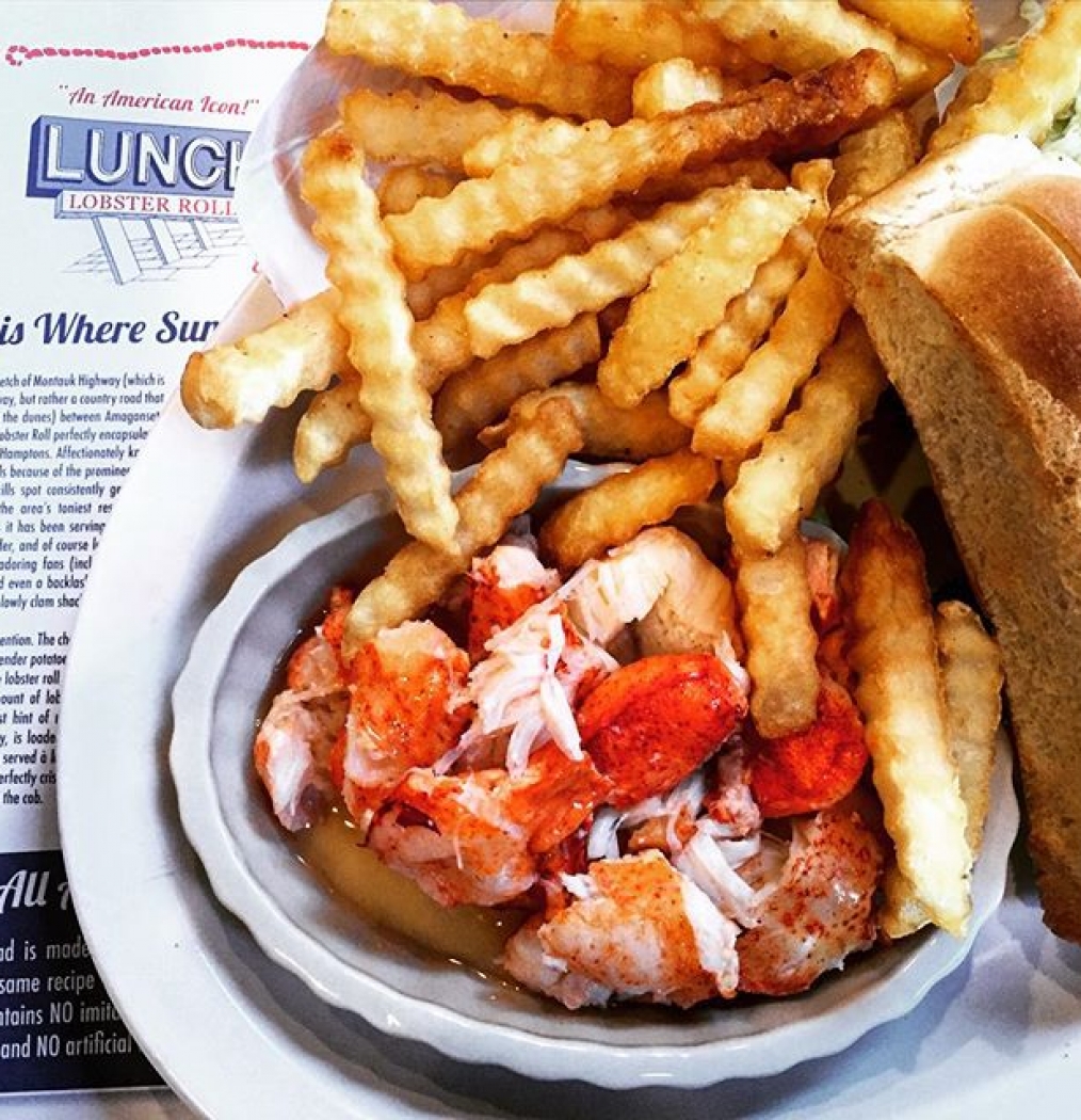 How I #LobsterRoll. #lunch #montauk #summer #lastdaysofsummer #lobster #eeeeeats #instafood #yum #howisummer