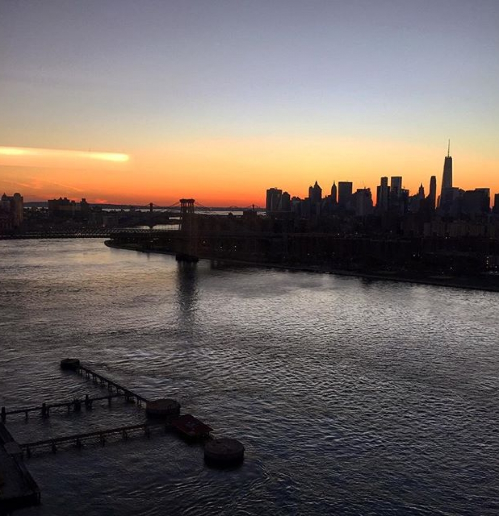 Keep coming back to that view. #williamsburg #brooklyn #apartmenthunting #nyc #newyork #changeisgood #lowermanhattan #sunset #sundaysunset