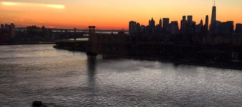 Keep coming back to that view. #williamsburg #brooklyn #apartmenthunting #nyc #newyork #changeisgood #lowermanhattan #sunset #sundaysunset