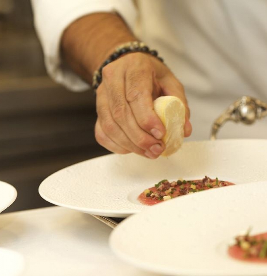 In the kitchen with @ericripert + @santaellapr at @lebernardinny for #PRMNYC. #fbf #puertorico #meetsnyc #events #nyc #culinary #instafood #finedining #chefs #chefdinner #behindthescenes (: @ultraclay )