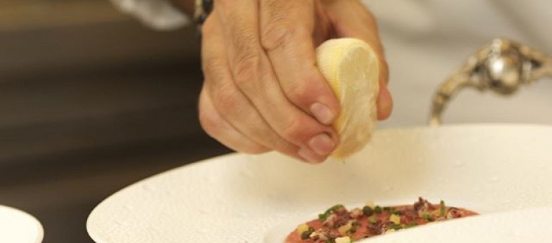 In the kitchen with @ericripert + @santaellapr at @lebernardinny for #PRMNYC. #fbf #puertorico #meetsnyc #events #nyc #culinary #instafood #finedining #chefs #chefdinner #behindthescenes (: @ultraclay )