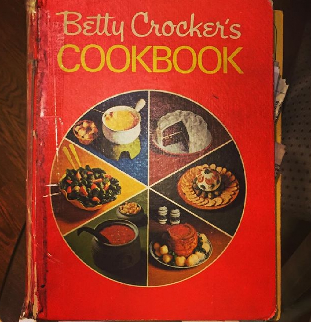 Cookin'… #momshouse #bettycrocker #cookbooks #classic #tradition #holidayseason #cooking #bible #mineoneday #food #homefortheholidays #oldschool #childhood