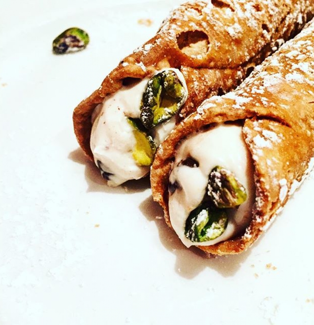 Over and out, #Christmas. #italianstyle #cannoli #withpistachio #nyc #littleitaly #dessert #sweettooth #sugar #sugarsugar #eeeeeats #instafood #foodporn #falalalala #strongfinish