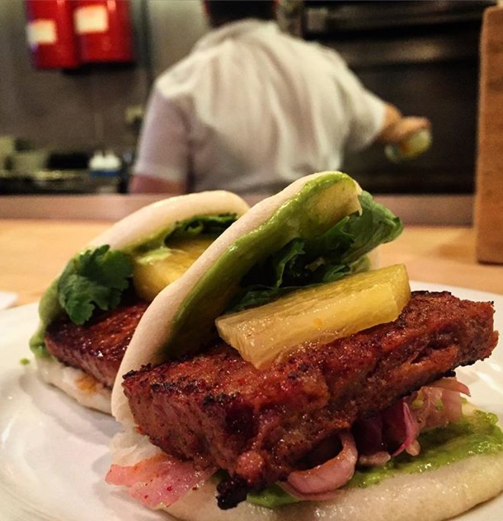 Counter comforts. #alpastor #porkbuns #momofuku #noodlebar #indulgence #happyhunger #eeeeeats #downtown #ssamsauce #instafood #eatgasm #newhaircutdeservesaflavorcelebration