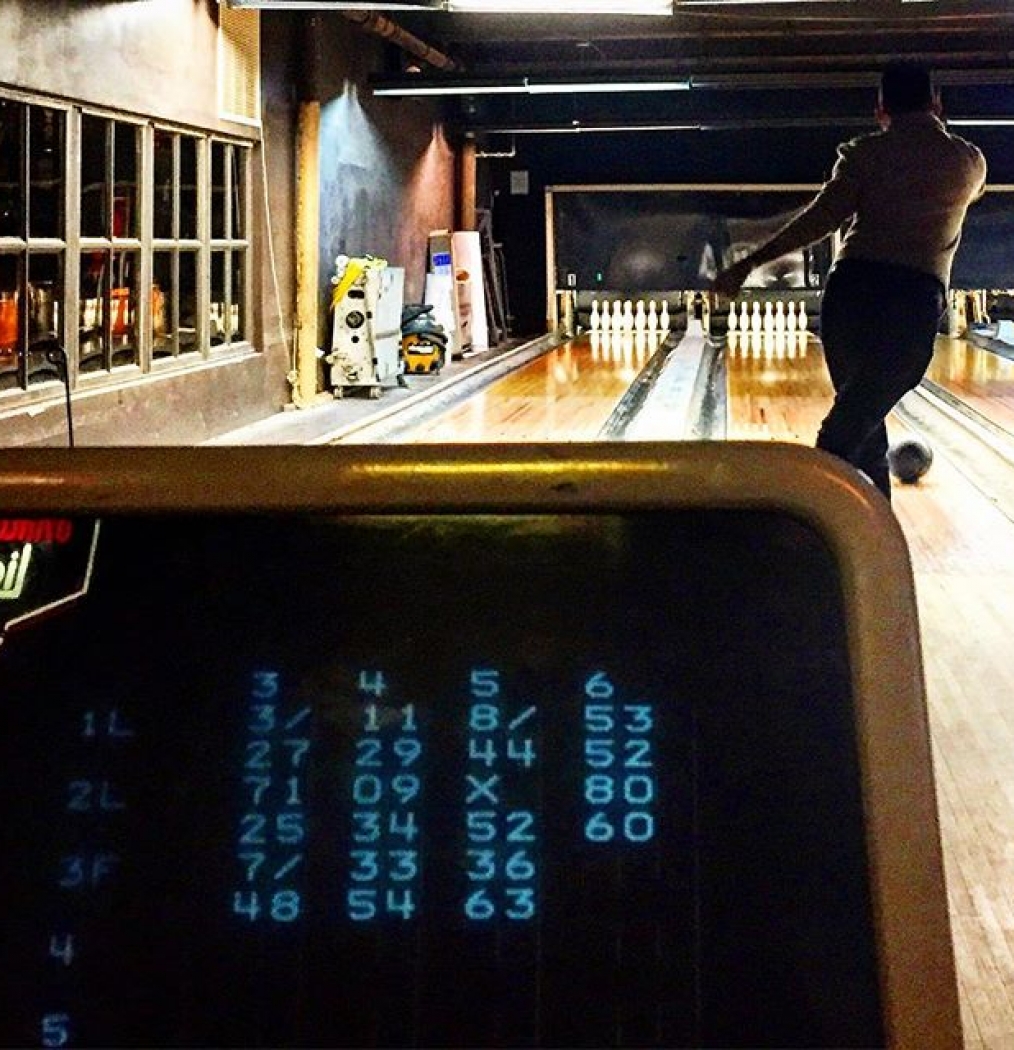 It continues…midnight pins! (Look at @brklynmac's form!) #bowlin #strike #55 #weregonnascoretonight #thegutter #iheartbk #brooklyn #williamsburg #newhome #80snightpartdeux