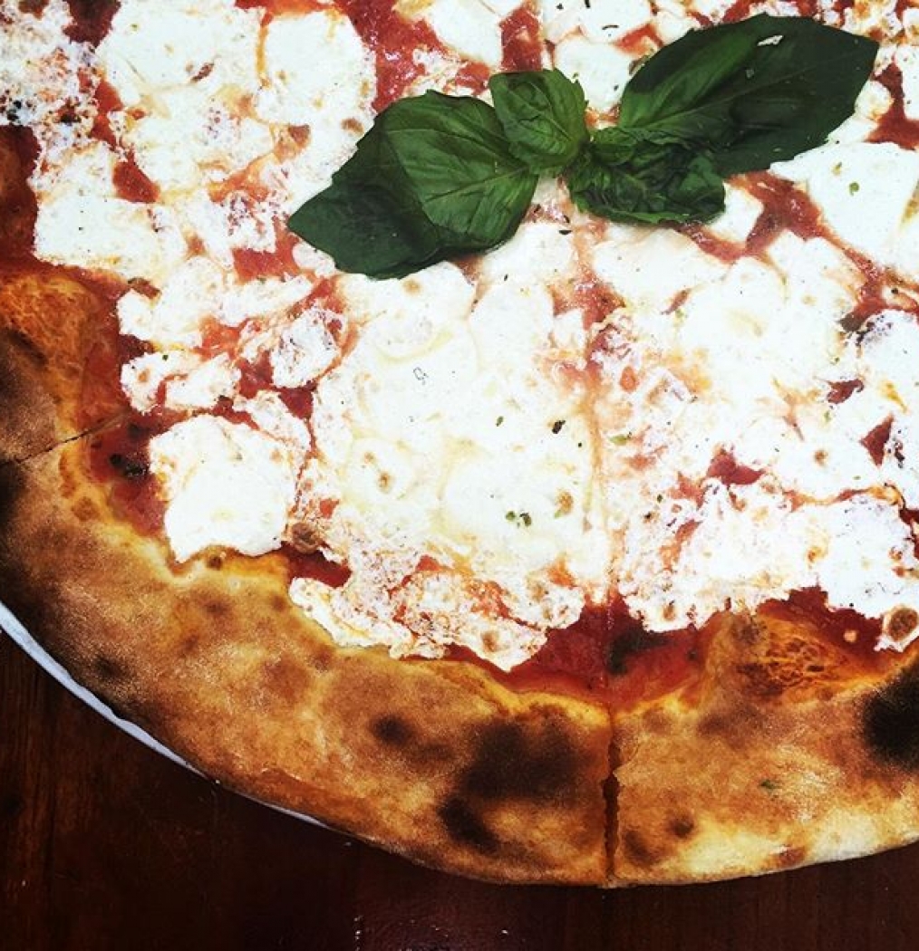 Out. About. (Kinda) Finally. ️ cc: @amandasi1 #pizza #brookyn #williamsburg #eeeeeats #memorialdayweekend #garden #carbs