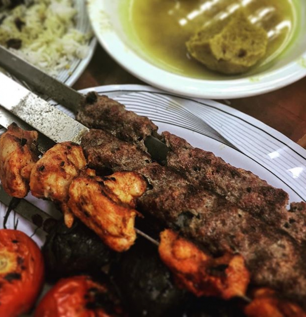 Skewered meats + veggies at the excellent #Salimi near Levinsky Market. #telaviv #persian #israel #eattheworld #howisummer #instafood #eeeeeats