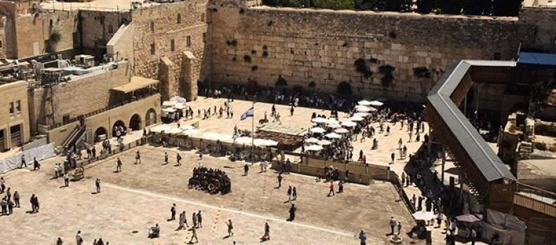 Western Wall, on high. #jerusalem #israel #holycity #wailingwall #religion #walledcity #explore #travel #oldcity #howisummer #tolerance #prayer