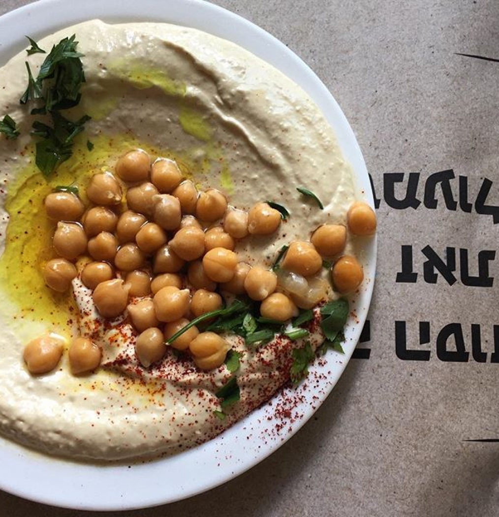 The only way to start an Israeli day: hummus. #telaviv #israel #israelifood #eeeeeats #hummus #pita #swipe #instafood #oldjaffa