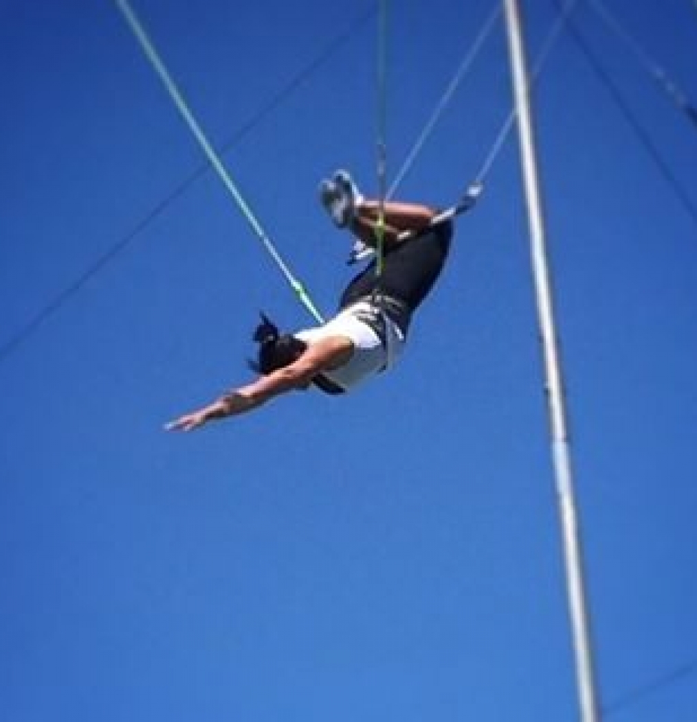 Just a regular Tuesday morning…flying!!#likeaflyingtrapeze #trapeze #changeitup #tsnynewyork #acrobatics #aerial #swing #weeeeeeeee #notaseasyasitlooks