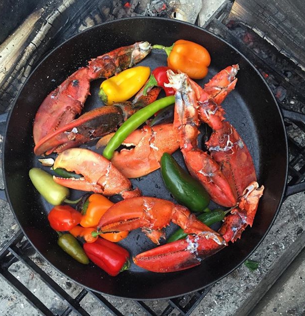 Things are serious here: peppers + lobster + open flame. @bobech @achillesheelbk #thebrideofthefox #instafood #forkyeah #eeeeeats #eattheworld #howisummer #tasteintravel #traveldeeper #thefeedfeed