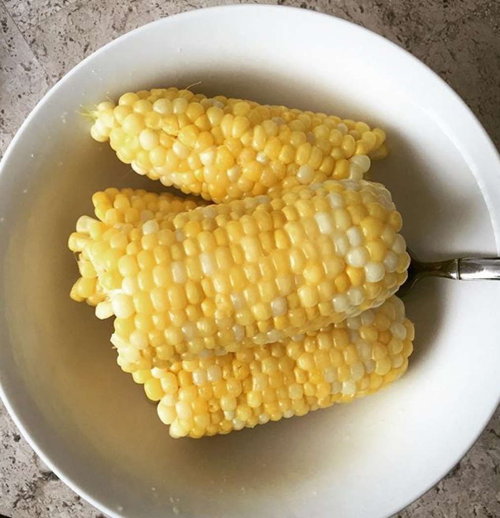 Sometimes working lunches at home look like this. #summer #corn #eatlocal #onthecob #usewhatyougot #eastend #hamptons #instafood #forkyeah #eeeeeats #eattheworld #howisummer #lunch #thefeedfeed #cook