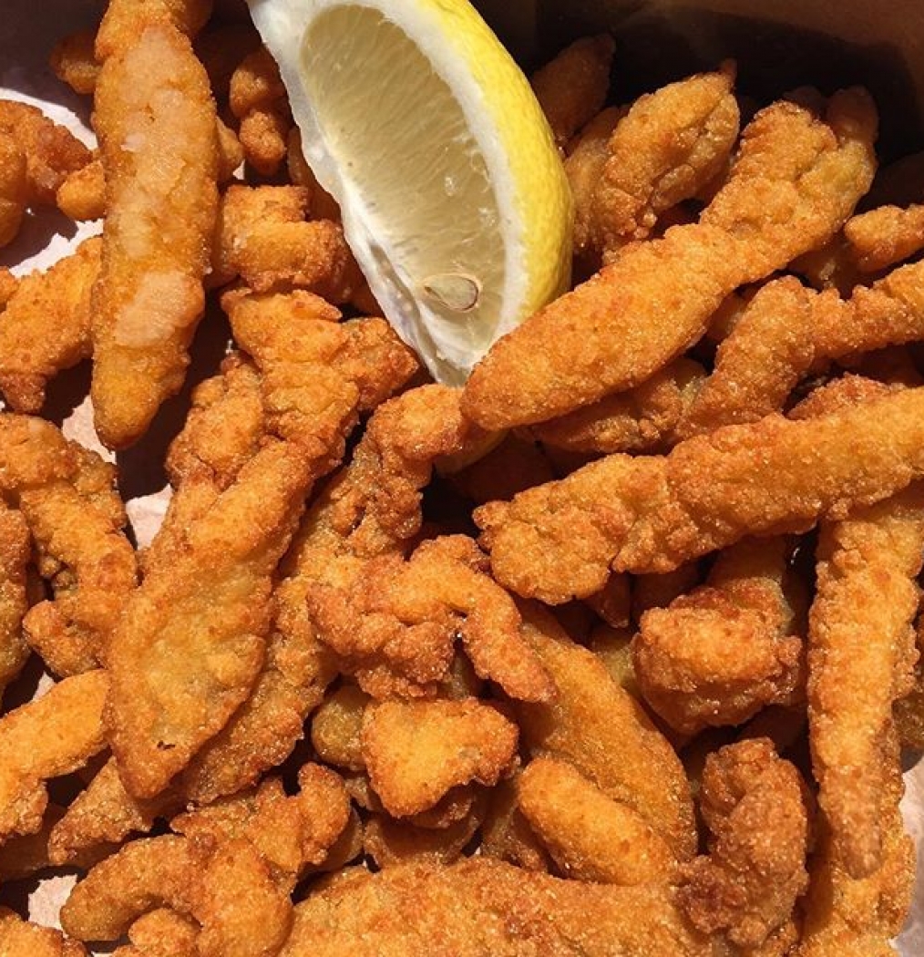 Sometimes, I just can't resist 'em. #friedclams #clams #clambar #montauk #summer #seafood #eastend #lunch #roadside #offtheboat #eeeeeats #howisummer #instafood