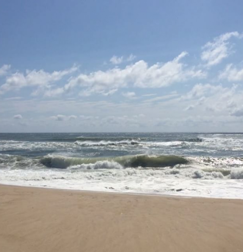 Stormy seas, sunny skies. #montauk #lastdaysofsummer #ocean