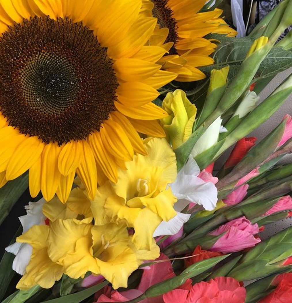 Farm stand take away… #lastdaysofsummer #flowers #hamptons #eastend #farm #loot