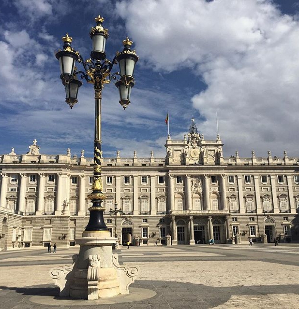 Kickin' it royal. #notworking #tourist #embracethefannypack #noschedule #vacation #travel #explore #madrid #spain #royal #palaces #traveldeeper #eattheworld #espana #bigredbus