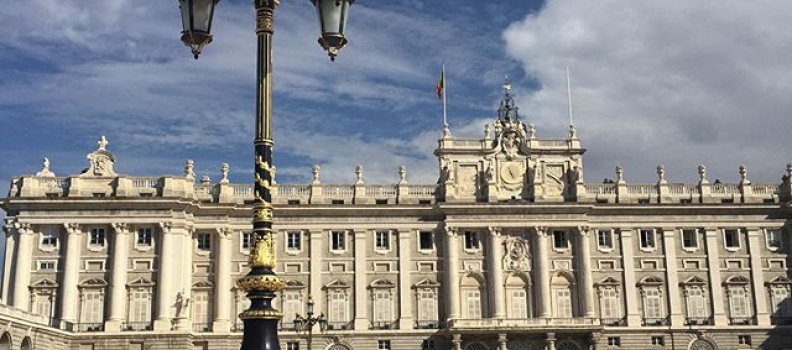 Kickin' it royal. #notworking #tourist #embracethefannypack #noschedule #vacation #travel #explore #madrid #spain #royal #palaces #traveldeeper #eattheworld #espana #bigredbus