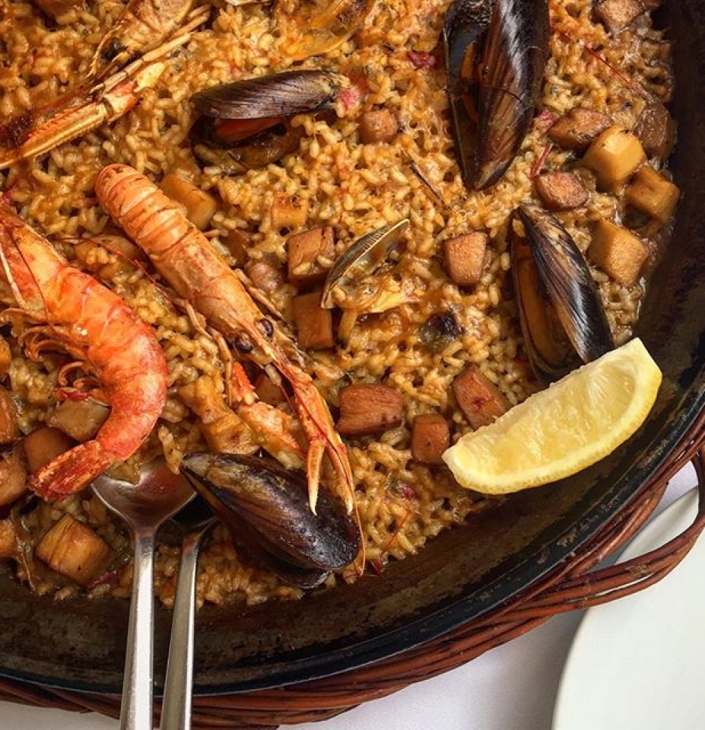 Paella de Mariscos! #barcelona #spain #traveldeeper #eattheworld #instafood #paella #rice #arroz #food #spanishfood #mmmmmm