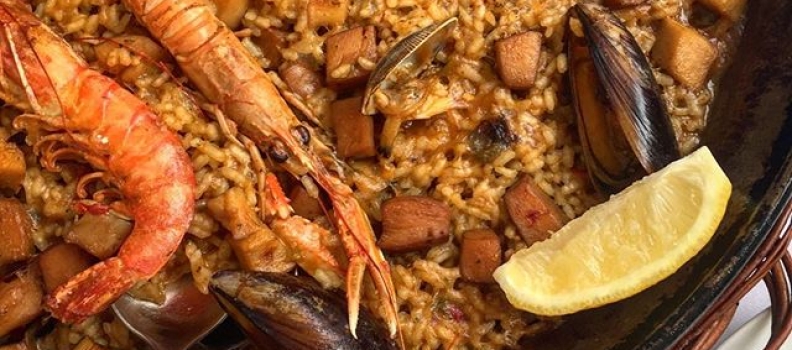 Paella de Mariscos! #barcelona #spain #traveldeeper #eattheworld #instafood #paella #rice #arroz #food #spanishfood #mmmmmm