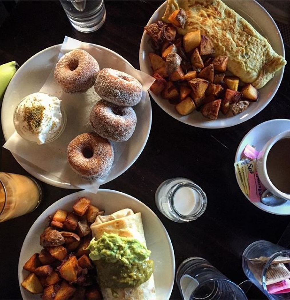 A perfect Saturday w/ @charlicade4 at the decadent @riderbklyn. ️ #donuts #forkyeah  #oldfriendsbestfriends #williamsburg #brooklyn #brunch #saturday #eeeeeats #instafood