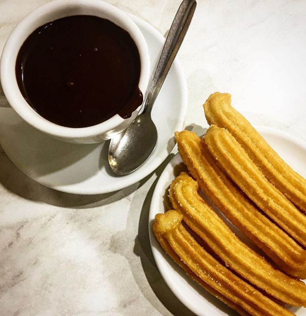 Churros con chocolat! #postre #dessert #churros #chocolate #espana #spain #barcelona #theend #eattheworld #sweets