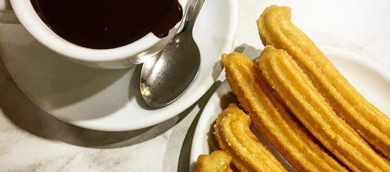 Churros con chocolat! #postre #dessert #churros #chocolate #espana #spain #barcelona #theend #eattheworld #sweets