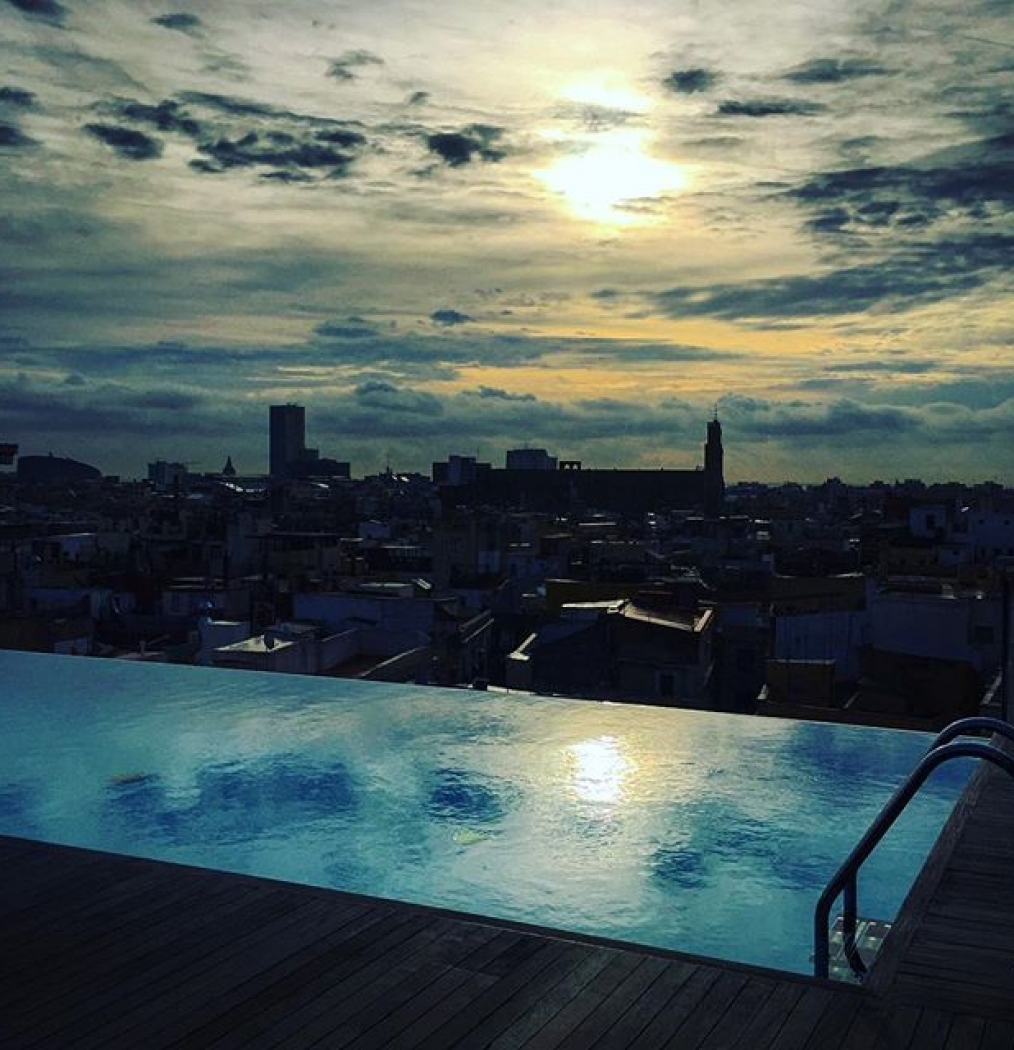 Moody, beautiful Barcelona sunrise. #spain #barcelona #traveldeeper #espana #sunrise #hotels #travel #rooftop #morning