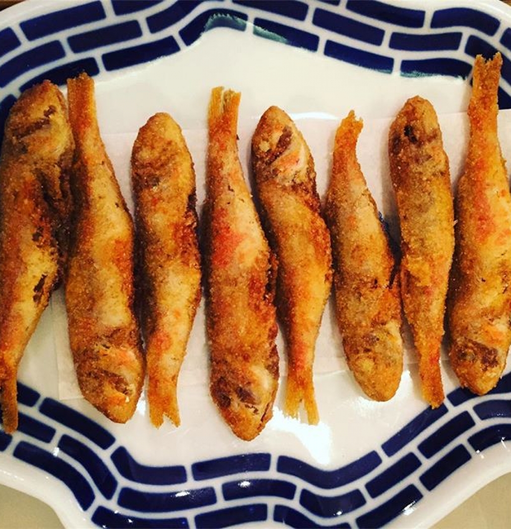 Salmonetes fritos (red mullet) ala @albert.adria.acosta + @bodega1900 #barcelona #spain #snacks #fishies #eattheworld #eat #food #instafood #espana