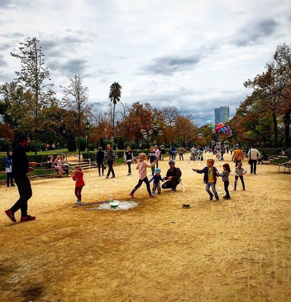 Lazy day, Barcelona. #cituadella #spain #barcelona #kids #bubbles #travel #explore #traveldeeper #parks