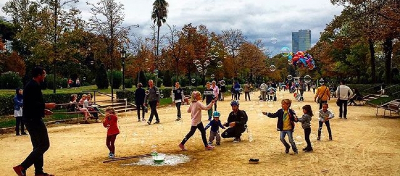 Lazy day, Barcelona. #cituadella #spain #barcelona #kids #bubbles #travel #explore #traveldeeper #parks