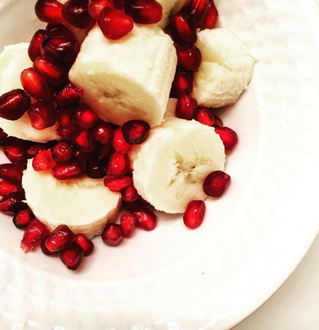 Holiday face-stuffing, officially over. #favebrekky #pomegranateoneverything #food #backtohealth #newyear #2016 #fruit #delish #healthy